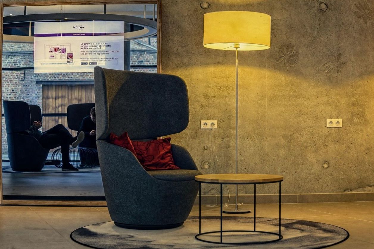 Modern lobby seating area at Onnensade
