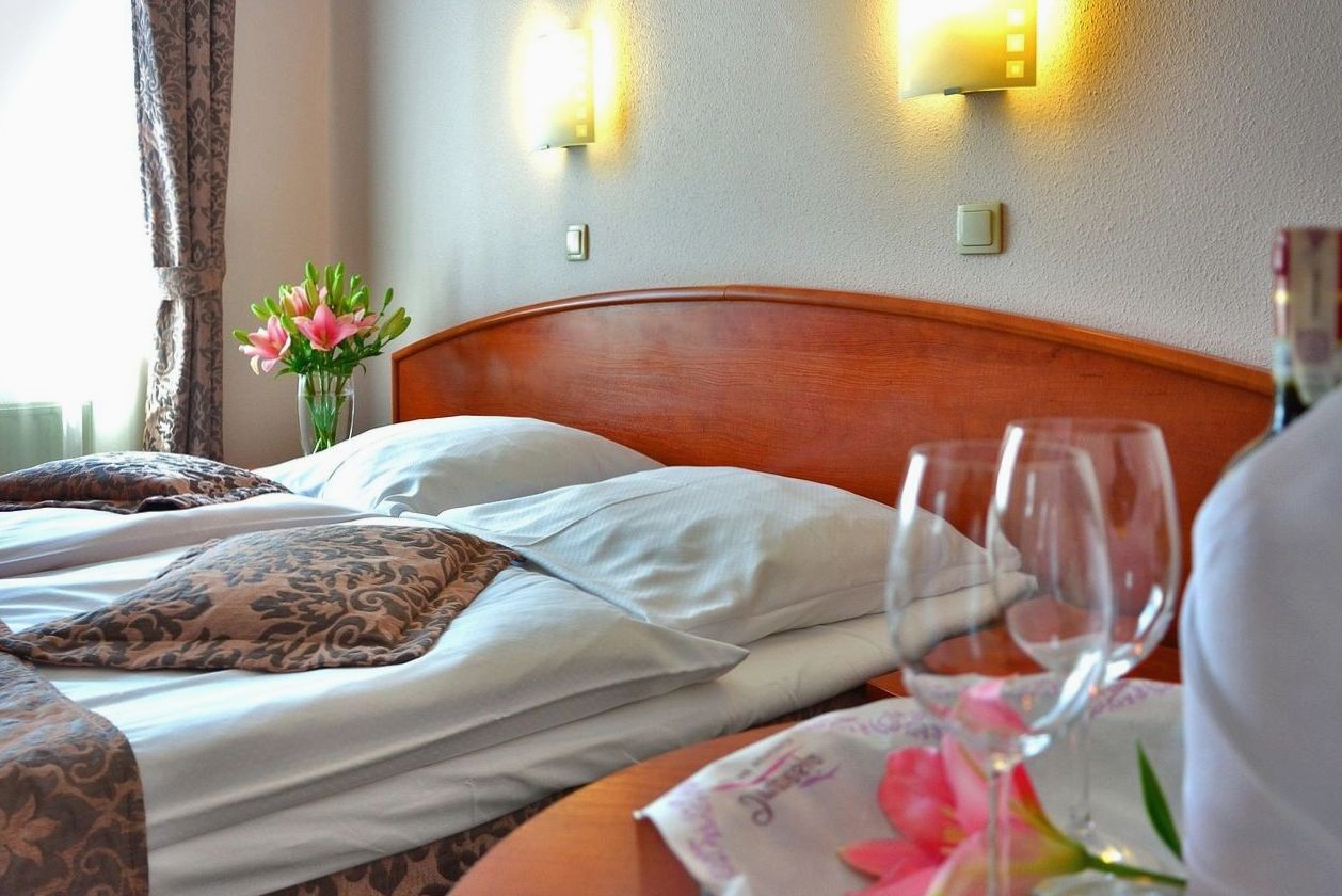 In-room dining service at Onnensade