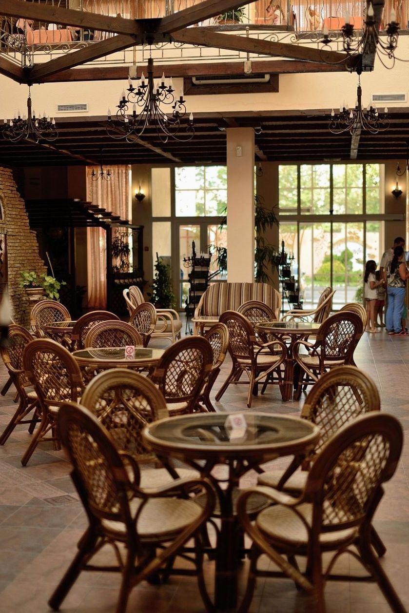 Guest lounge with rattan seating at Onnensade
