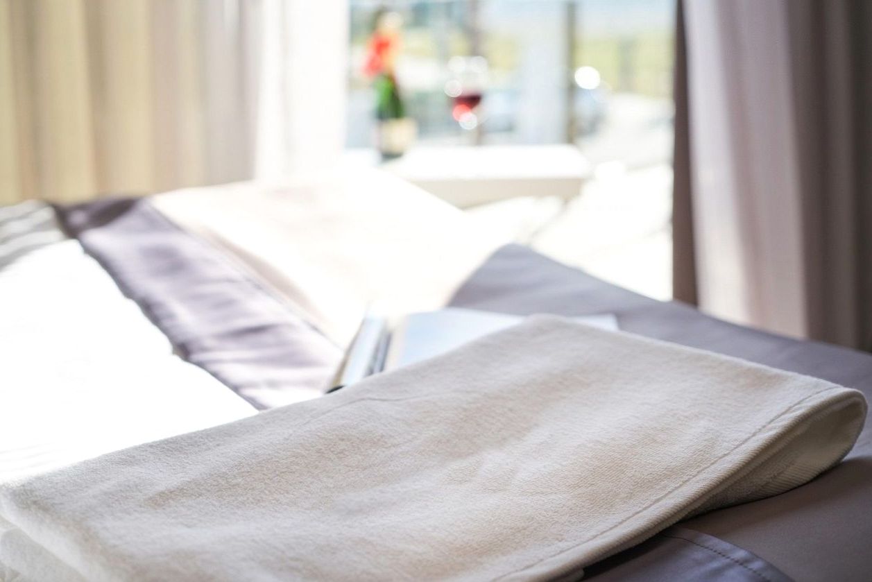 Fresh linen detail in a guest room at Onnensade
